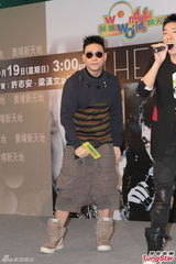 组图：许志安梁汉文苏永康签唱会感情好互调侃