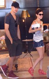 组图：瑞切尔-贝尔森和男友海登逛街购物