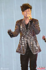 组图：严爵挑战唱跳险破音 林俊杰压轴热舞