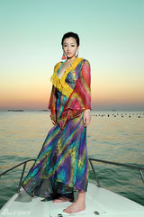 幻灯图：何彦霓拍名族服饰写真 跟“花”一样美