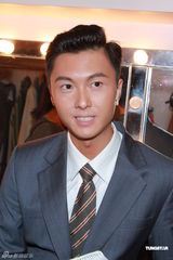 组图：王浩信生日上演舞台剧 女友送旅行箱计划出游