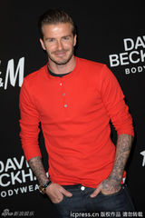 高清图：贝克汉姆为品牌站台 橘红色T恤抢眼