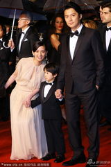 组图：《如父如子》戛纳首映 真木阳子撞色抢眼