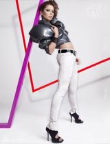 组图：英国美女谢尔丽-崔迪性感写真秀美腿纹身