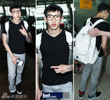 组图：朴宰范B1A4亮相机场赴新加坡参加演出