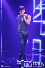 组图：AfterSchool大跳钢管舞 EXO变身狼少年