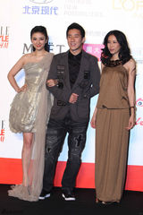 组图：ELLE大典上海举行 黄奕连换两装压轴红毯