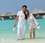 组图：关颖着白裙与未婚夫度假 海滩甜蜜亲吻