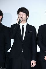 组图：韩团INFINITE正装出席演唱会电影媒体首映式