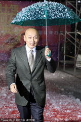 组图：葛优冒雪与葛存壮同场 闫妮裙装晒性感