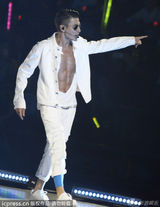 组图：刘德华广州开唱秀肌肉 与辣妹跳贴身热舞