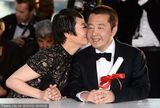 组图：贾樟柯获最佳编剧 与赵涛甜蜜亲吻