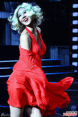 组图：亚洲超模模仿玛丽莲梦露 裙摆飞扬性感十足