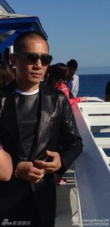 组图：梁朝伟亮相加州海滩 黑超造型帅气逼人