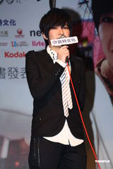 组图：张芸京新书创佳绩 穿燕尾服奏交响乐