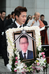 组图：权相佑岳父出殡抱遗像眼眶红 孙泰英痛哭