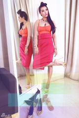 组图：爱戴英式复古照曝光 深V尽显事业线