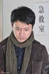 组图：《深白》剧照曝光 曹炳琨变身帅气小老板