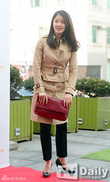 组图：SISTAR李诗英等着时尚春装出席品牌活动