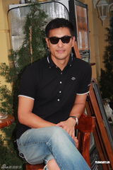 组图：陈茵媺黄浩然《情越海岸线》为戏吃苦