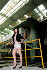 组图：叶璇钢厂拍写真 穿红衣火热拜年