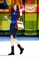 组图：韩雯雯化身都市女郎引领春季时尚潮流