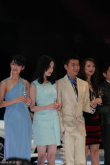 组图：陈燃天蓝礼服优雅亮相北京风尚夜