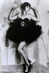 组图：昔日性感明星登戛纳排片表封面 风格各异