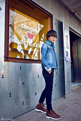 星街拍：周笔畅冬日潮装出街 保暖耍酷两不误