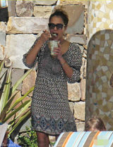 杰西卡-阿尔芭携女度假 穿比基尼当众调胸(图)