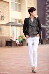 组图：傅淼拍摄街拍写真  短发皮衣彰显帅气