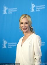 组图：《世界之间》菲奥豪放大笑遭男星偷瞄