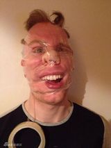 组图：蛇精病网友比赛胶带粘脸 集体不成人形