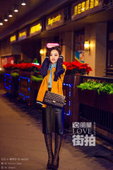 明星爱街拍：赵丽颖化身夜精灵甜美出街