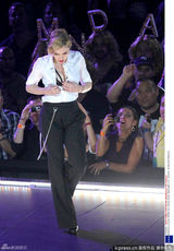 组图：麦当娜巡演华盛顿开唱 当众脱裤性感撩人