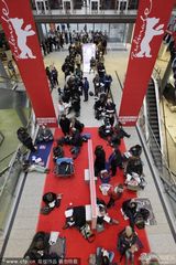 组图：柏林影展紧张筹备 民众排队买票现场爆满