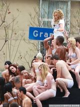 高清： 凯莉-米洛遭众人狂摸 MV上演“群魔乱舞” 