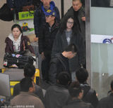 组图：周海媚素颜戴眼镜现身 身穿大衣体态臃肿