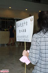 组图：关之琳否认百万办父丧礼 关锦鹏万梓良致祭