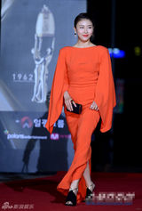 组图：河智苑亮相大钟红毯 红裙裸背显气场