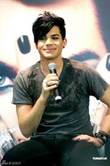 组图：《美偶》亚军兰伯特抵港 记者会穿唐装