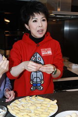 组图：关菊英无师自通会做菜 李香琴大赞味道好