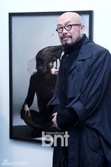 组图：韩时装设计师李尚峰办个人裸体艺术展