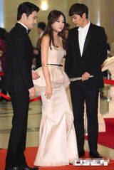 组图：金雅中妩媚长裙现身 吴尚真朱元护花