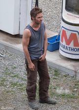 组图：克里斯-派恩新片扒衣露胸肌 罗比秀美腿