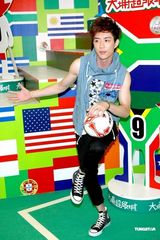 高清组图：棒棒堂王子小杰毛弟与歌迷观赏世界杯