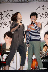 组图：Ella助阵青峰签唱会否认结婚传闻