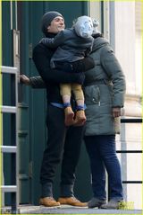 组图：奥兰多带子出街骑大马 小弗林吐舌卖萌