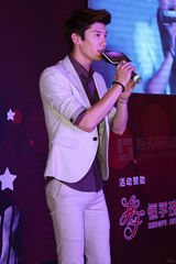 组图：组合LUCKY劳动节三地巡演 做慈善回馈影迷