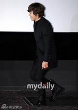 组图：金桢勋尹真书出席新片《致命一击》首映